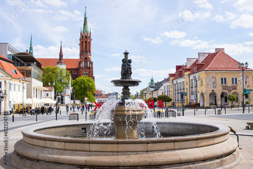 14.05.2023 Białystok Polska. Historyczna fontanna w centrum starego miasta.