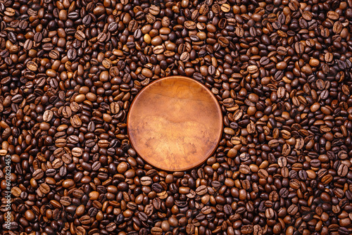 Palone ziarna kawy z drewnianym podstawkiem