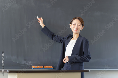 女性・教師・黒板