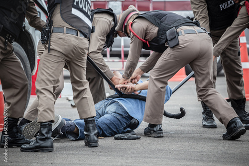 Several policemen helped arrest the culprit, handcuffed and arrested.