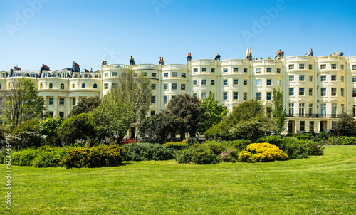 Noble Häuserzeile im klassizistischen Stil am Brunswick Square in Brighton and Hove, East Sussex, England