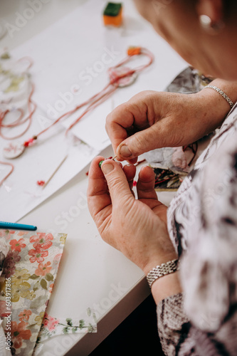 Starsza osoba robiąca na drutach