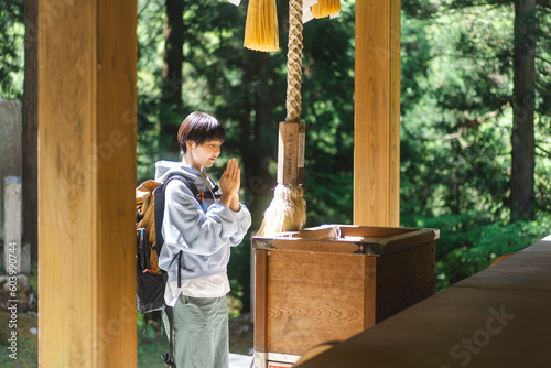 神社にお参りをする若い日本人女性