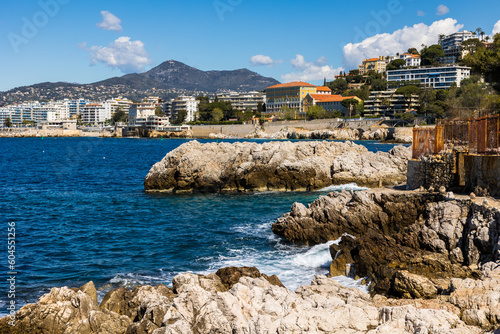 Bâtiments sur le front de mer du quartier du Port Lympia, avec en arrière plan le Mont Chauve d'Aspremont, depuis le sentier du Cap de Nice