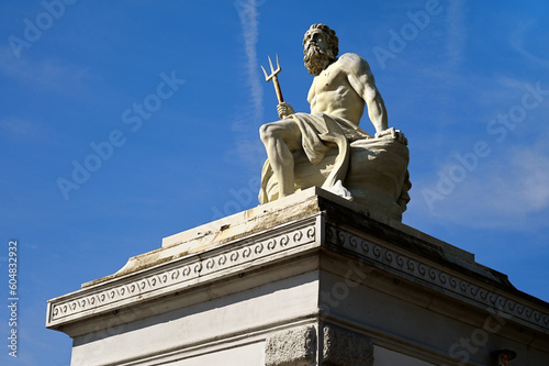 Statue de Neptune sur la maison de garde de l'ancienne porte de Freeport dans la ville de Copenhague