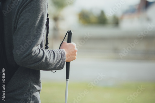 白杖を持った視覚障害者の男性