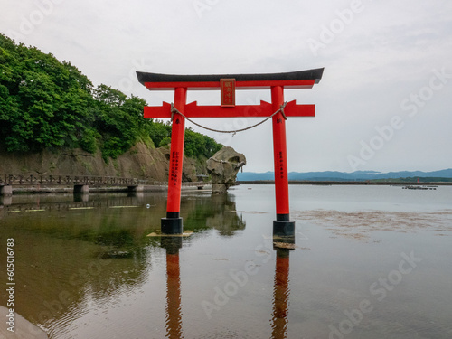 かもめ島の瓶子岩と鳥居（北海道檜山郡江差町）