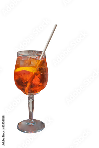 pomarańczowy drink w oszronionym kieliszku ze słomką