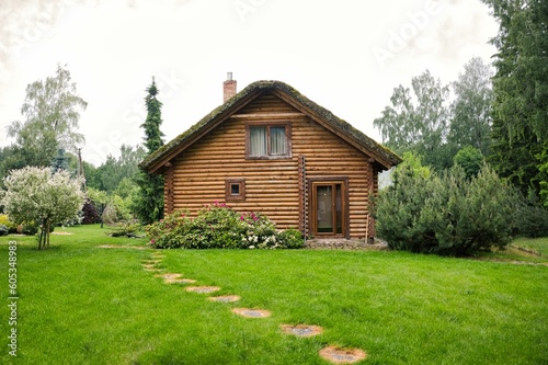 casa de madera en el campo