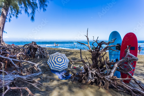 Planches de surf sur plage de l’Etang-Salé, île de la Réunion 
