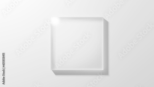 白背景に四角形の透明なガラス。俯瞰。（横長）