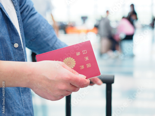 空港のロビーでパスポートを持っている女性の手元