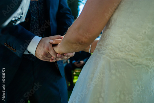 Brautpaar hält Hände