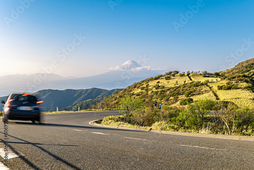 背景に富士山を望む静岡県の西伊豆スカイラインをドライブ