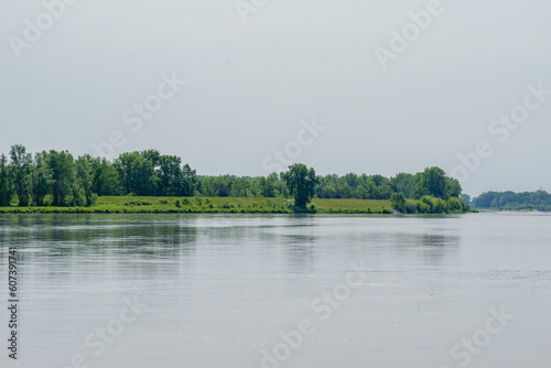 Ogromna, duża rzeka Wisła, szary dzień 