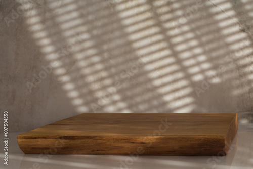 Drewniana deska na białym blacie, na teksturowej ścianie światło słoneczne, tło do prezentacji produktów