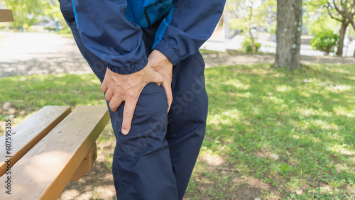 膝が痛む男性｜関節痛イメージ