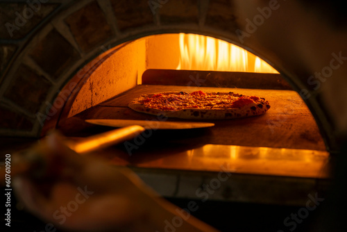 ピザ窯で美味しいピザを焼くシーン