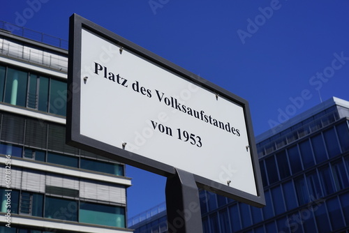 Straßenschild "Platz des Volksaufstandes von 1953" in Berlin