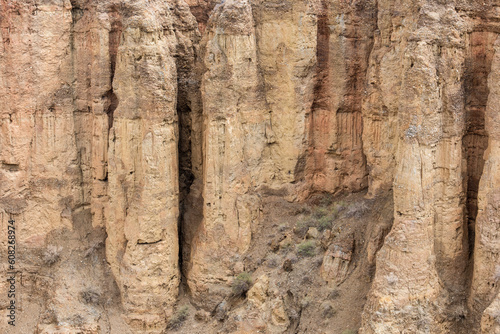 Paisaje desértico con formaciones montañosas de badlands en el Geoparque de Granada, España