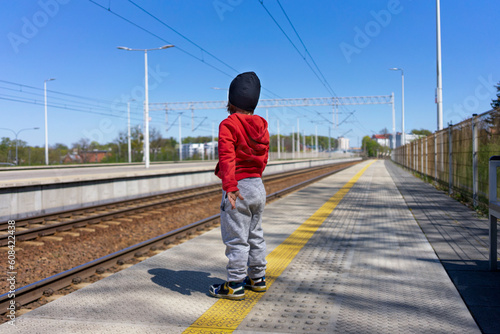 Samotne dziecko na stacji kolejowej
