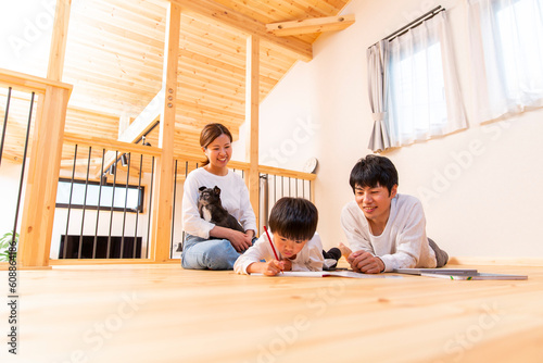 日本人の若い家族、フローリングの新築の自宅、木の家