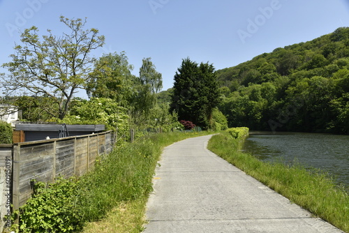 Chemin de halage le long de la Sambre dans un paysage bucolique à Landelies (Montigny-le-Tilleul)