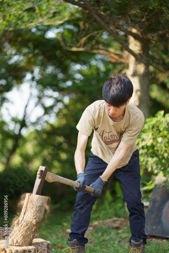 斧で薪を割る青年 6