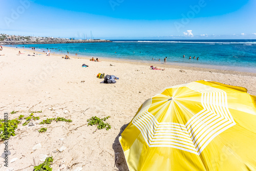 Parasol jaune sur plage de Saint-Pierre, ilîle de la Réunion 