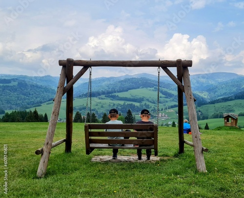 Bracia w górach na huśtawce