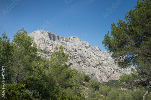 Montagne sainte victoire depuis le tholonet randonnée matinale aix en provence /Montagne Sainte Victoire from Le Tholonet Morning Hike Aix en Provence
