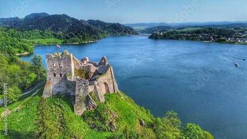 Zamek Czorsztyn nad jeziorem Czorsztyńskim z lotu ptaka