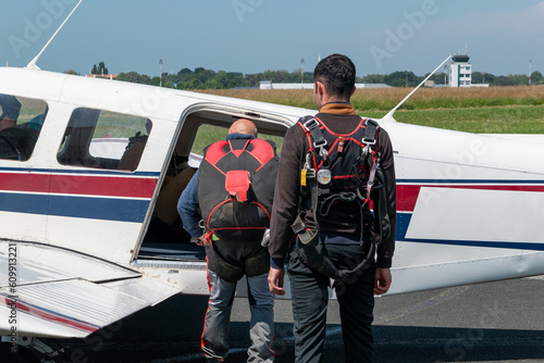 Paraquedista a entrar no avião para posteriormente fazerem o seu salto com paraquedas