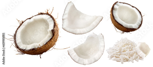 pedaços de coco quebrado e raspas de coco isolado em fundo transparente - coco quebrado e coco ralado