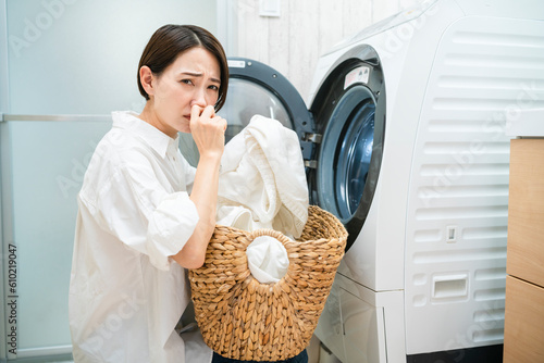 洗濯をする若い女性 ライフスタイルイメージ