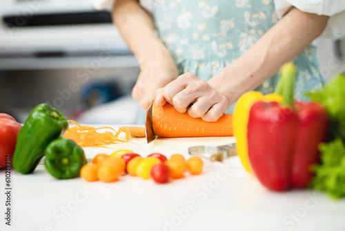 野菜を切る若い女性 料理イメージ