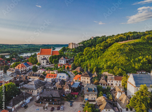 Zachwycający lotniczy widok Kazimierza Dolnego, uchwycony z różnych perspektyw za pomocą drona, podkreślający urokliwy krajobraz i historyczną architekturę tego malowniczego miasteczka.