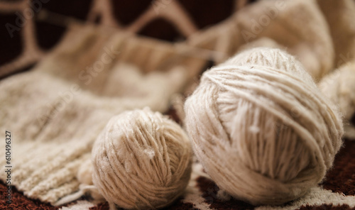 palitos de tejer y lana de oveja, concepto de vida cotidiana tradicional, tejedora tradicional, enfoque selectivo.