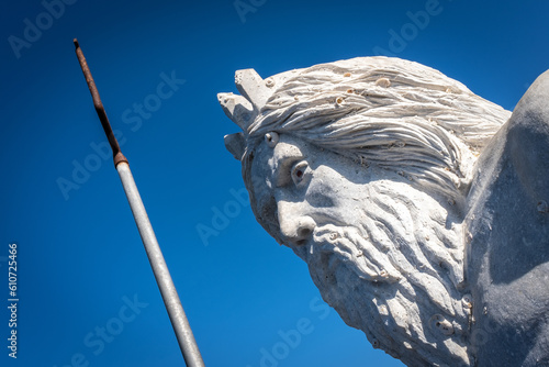 la scultura del Tritone a Porto Azzurro sull'Isola d'Elba