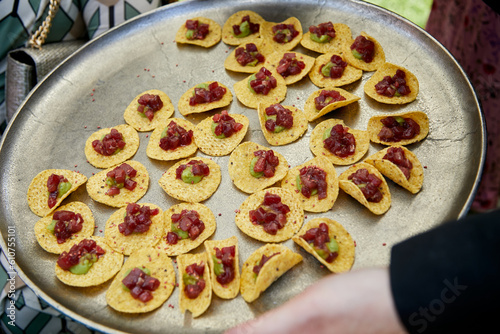 papitas, entrada, catering, copetín, fresco, carne, carne cruda, carne condimentada, aguacate, palta, cebolla