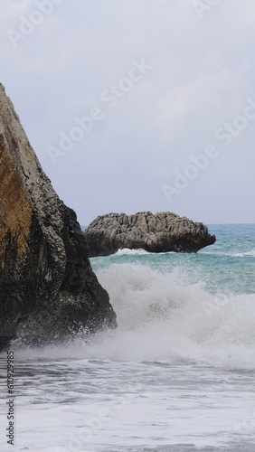 Skała afrodyty cypr morze ocean woda fale