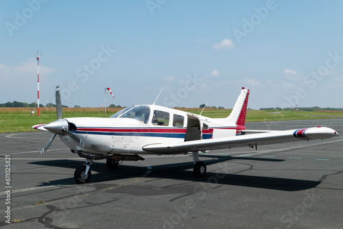 Pequeno avião estacionado na pista pronto e preparado para paraquedismo