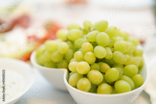 Słodkie winogrona na białym półmisku