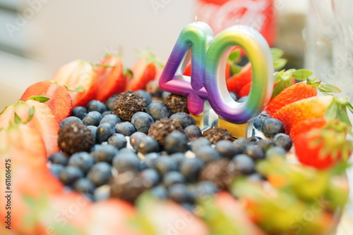 Tort urodzinowy z owocami, czterdzieści lat