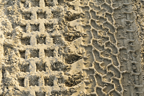 Ślady opon pozostawione na piasku