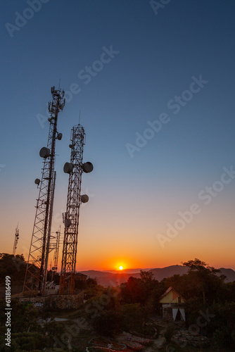 Torres de transmissão de comunicação, Nascer do Sol
