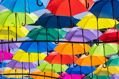 13.06.2023 Białystok Polska. Widok na dekoracyjne kolorowe parasole zawieszone nad ulicą miasta.