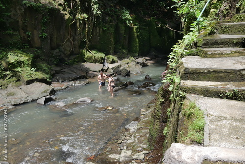 Schlucht mit Fluss auf Bali