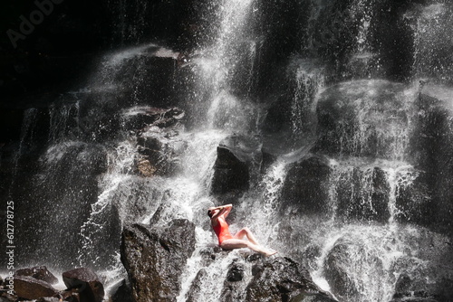 Wasserfall mit Model auf Bali