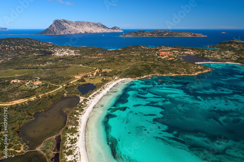 Włochy, włoskie wakacje, wyspa Sardynia piękna plaża Cala Brandinchi z lotu ptaka, turkusowa lazurowa woda, Morze Śródziemne